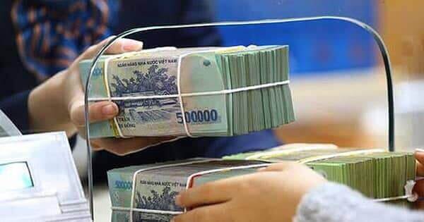 Người dân ngày càng “chán” gửi tiết kiệm, có tháng rút ròng khỏi ngân hàng