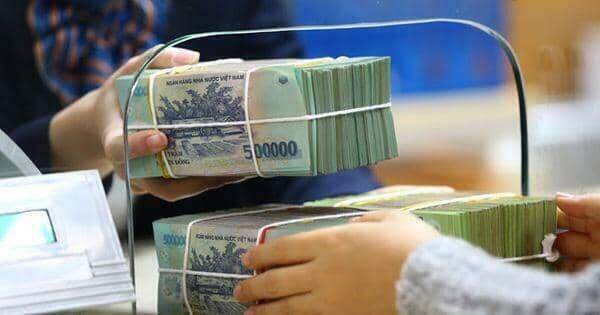 Lãi suất huy động vẫn thấp, người dân tìm tới chứng khoán và bất động sản thay vì gửi tiết kiệm? Lãi suất huy động vẫn thấp, người dân tìm tới chứng khoán và bất động sản thay vì gửi tiết kiệm?