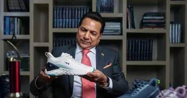 Tận dụng thị trường ngách bán giày thể thao giá dưới 10 USD cạnh tranh với Nike và Adidas, nhà sản xuất giày Ấn Độ trở thành tỷ phú Tận dụng thị trường ngách bán giày thể thao giá dưới 10 USD cạnh tranh với Nike và Adidas, nhà sản xuất giày Ấn Độ trở thành tỷ phú