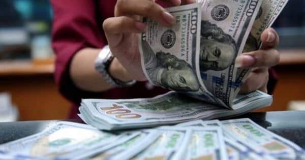Giá bán USD tại các ngân hàng hướng dần về mốc 24.000 VND