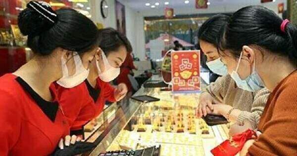 Giá vàng giảm trước ngày vía thần Tài, USD ‘rơi’ tự do