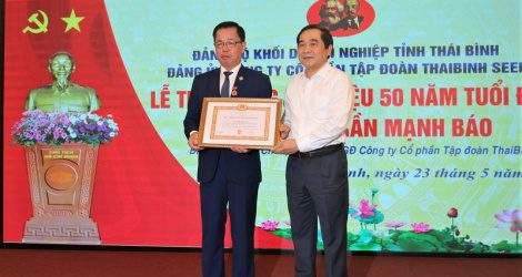 Anh hùng Lao động, Chủ tịch HĐQT, TGĐ Tập đoàn ThaiBinh Seed Trần Mạnh Báo nhận Huy hiệu 50 năm tuổi Đảng