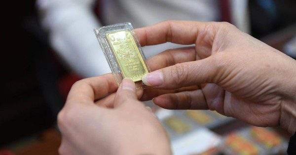 Kỷ niệm sinh nhật Ngân hàng tặng vàng cho CBNV, có người được 2 lượng vàng đính 30 viên kim cương