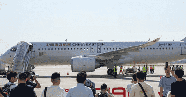 Máy bay Trung Quốc tự chế tạo hoàn thành chuyến bay thương mại đầu tiên