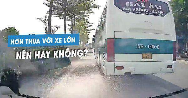 Bị xe khách chèn đường, ô tô con quyết ‘ăn thua đủ’ suýt dẫn đến tai nạn