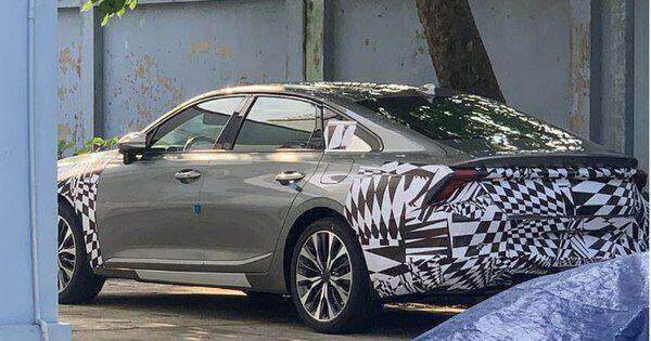 Kia K8 ngụy trang xuất hiện tại Việt Nam
