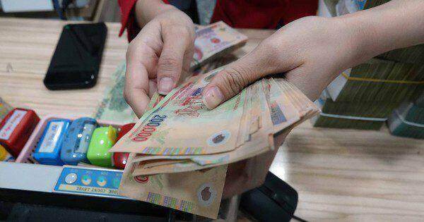 Lãi suất tiết kiệm vẫn cao chót vót