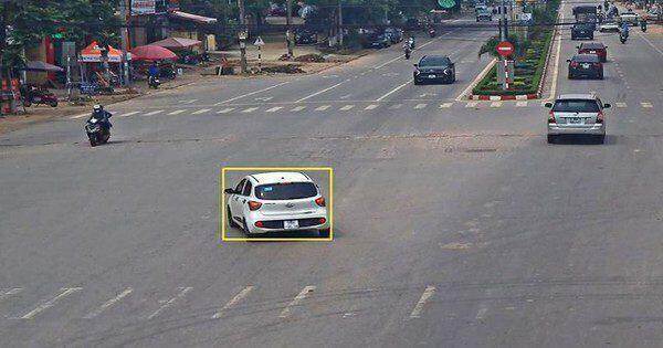 Ô tô quay đầu ngay giữa ngã tư không vòng xuyến có sai luật?