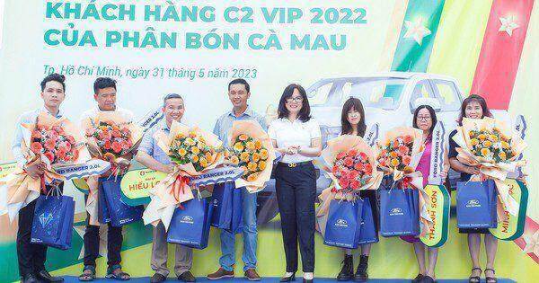 Phân bón Cà Mau trao 7 xe bán tải cho khách hàng xuất sắc
