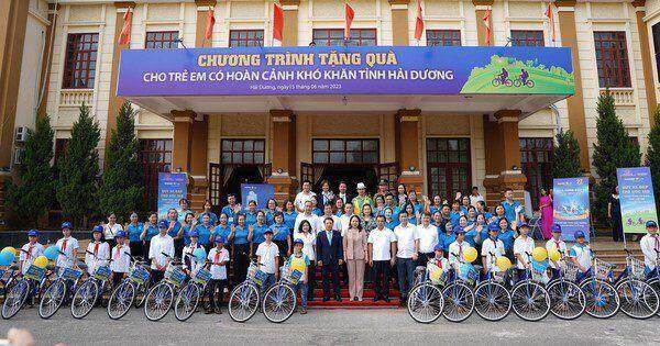 Phó Chủ tịch nước Võ Thị Ánh Xuân trao học bổng “Quỹ xe đạp chở ước mơ” cho trẻ em hiếu học tỉnh Hải Dương