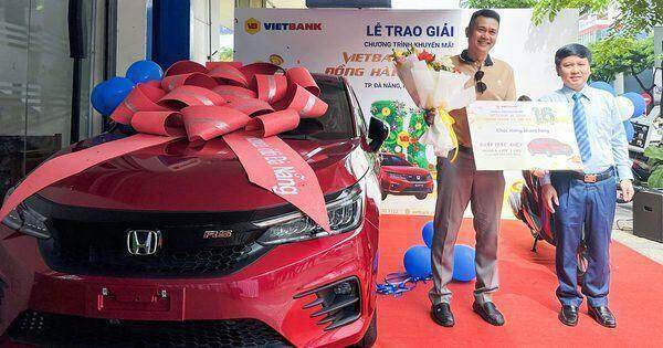 Vietbank trao thưởng ô tô, xe máy SH cho khách hàng