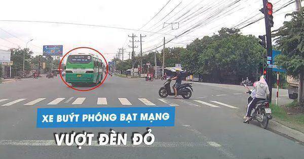 Xe buýt lại vượt đèn đỏ trên quốc lộ: Dân mạng phẫn nộ!
