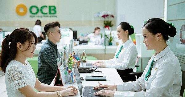 Lãnh đạo NHNN nhận định lãi suất sẽ tiếp tục giảm, cổ phiếu ‘vua’ nổi sóng