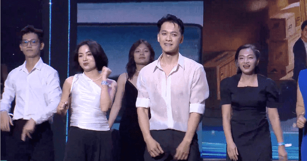 [Clip] Chủ tịch ngân hàng ACB Trần Hùng Huy gây sốt với màn trình diễn đàn, hát, nhảy “dưới mưa”