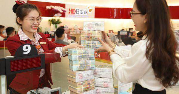 Lãi suất giảm nhanh, tiền nhàn rỗi vẫn rủ nhau chảy vào ngân hàng