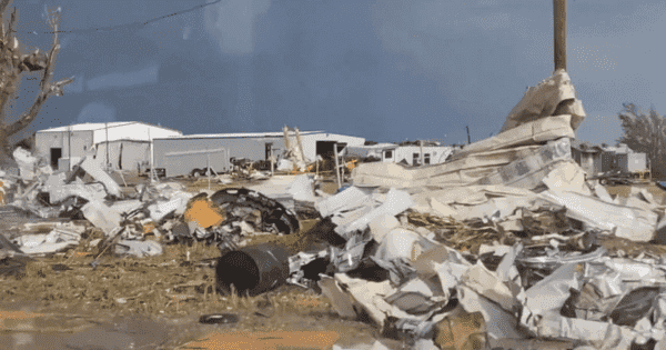 Lốc xoáy tàn phá thị trấn ở Texas, nhiều người chết, mất tích và bị thương