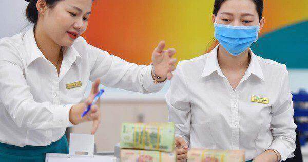 Lãi suất điều hành chưa giảm, nhiều ngân hàng đã “chạy trước” giảm lãi suất tiền gửi; 2 nhà băng chuẩn bị trả cổ tức