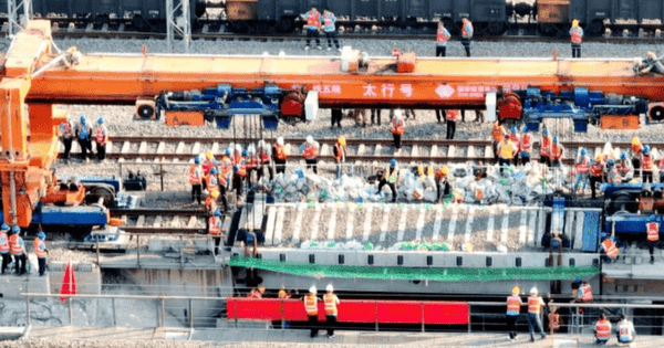 Thay cầu chỉ trong 4 tiếng với công nghệ độc nhất vô nhị, lập kỷ lục thế giới về tốc độ