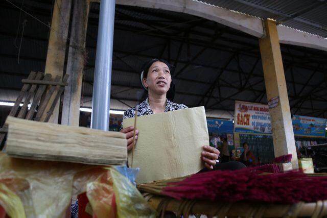 Tay em làm giấy cho người viết thơ