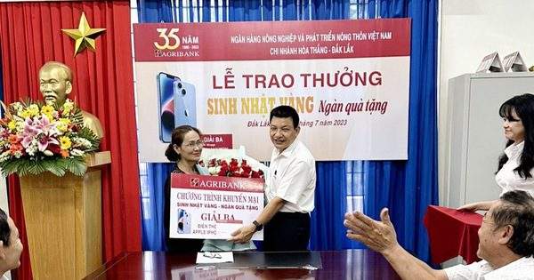 Agribank Đắk Lắk trao giải cho khách hàng trúng thưởng trong chương trình khuyến mại “Sinh nhật Vàng – Ngàn quà tặng”