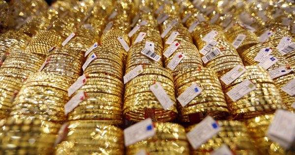 Đi lùi khi đồng USD bật tăng