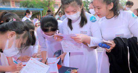 Hà Nội nói gì về việc phụ huynh xếp hàng giành suất học cho con