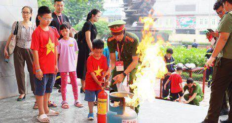 Học sinh Hà Nội trải nghiệm kỹ năng chữa cháy, thoát nạn