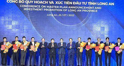 Long An trao giấy chứng nhận đầu tư 9 dự án với tổng vốn 1,7 tỷ USD