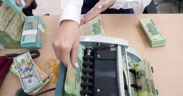 Nghi ngờ nguồn tiền giao dịch, ngân hàng yêu cầu khách đến quầy xác minh