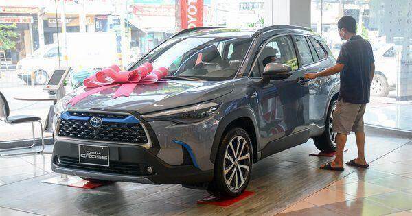 Người Việt vẫn ‘cuồng’ Toyota Corolla Cross, dấu ấn xe điện VinFast