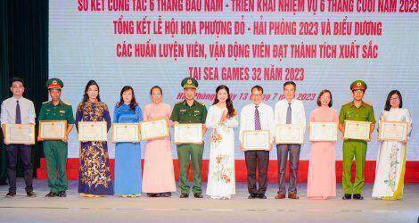 Phóng viên Báo Đầu tư nhận bằng khen của Thành phố Hải Phòng