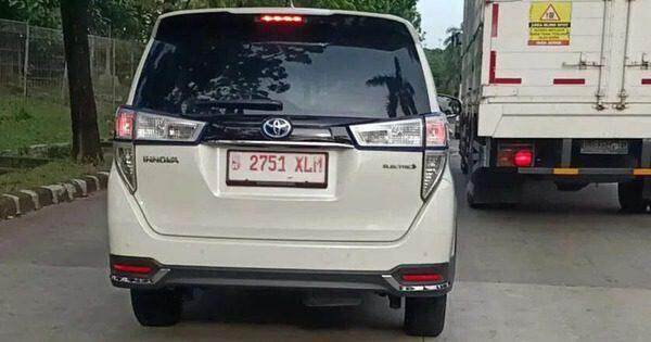 Toyota Innova bản thuần điện lăn bánh trên đường thử