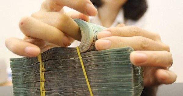 Lãi suất huy động 8% “biến mất” tại kỳ hạn 12 tháng, hai nhà băng chốt quyền chia cổ tức vào tháng 7