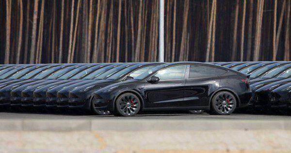 Vượt bão chỉ trích giảm giá xe, Tesla của Elon Musk đạt kỷ lục mới, nhưng đối thủ từ Trung Quốc chẳng kém cạnh