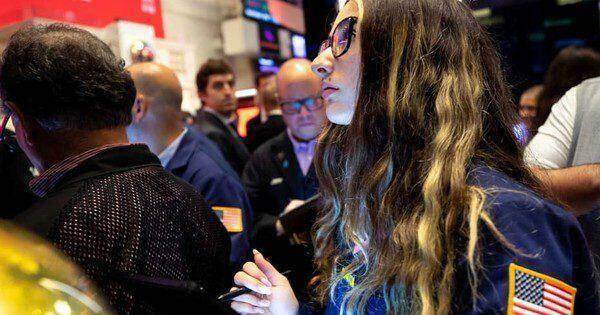 Lo ngại Fed tăng lãi suất, Dow Jones giảm hơn 400 điểm