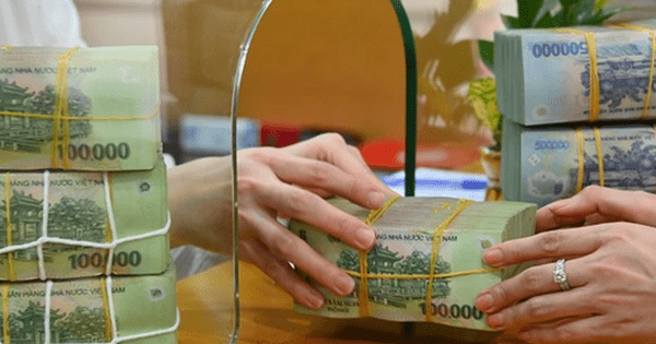 Người dân tiếp tục dồn tiền gửi ngân hàng