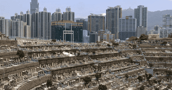 Không gian tương đương chiếc hộp đựng giày, đắt đỏ hơn cả nhà cho người sống