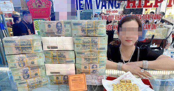 Thực hư một phụ nữ trúng số độc đắc 9 tỷ đồng, rạng rỡ mua vàng bên ‘đống tiền’