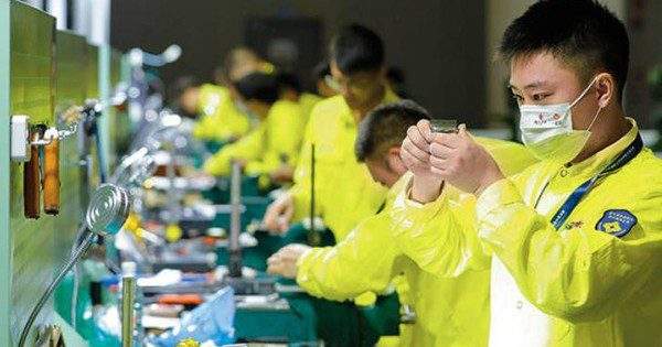 Sinh viên Trung Quốc đổ xô đi làm công nhân nhà máy dịp nghỉ hè, tiền tích cóp nhiều hơn cả thực tập ngân hàng