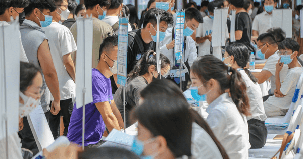 ‘Cơn ác mộng’ đang ám ảnh Trung Quốc: Muốn thúc đẩy lao động trình độ cao, nhưng người có bằng thạc sĩ phải làm… nghề phân loại rác