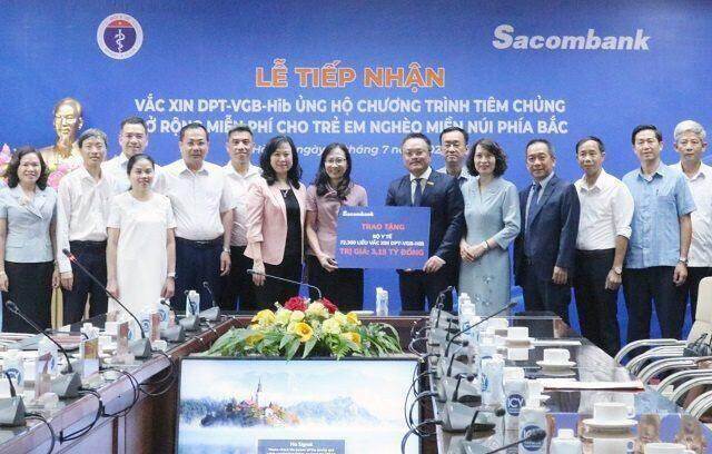 Sacombank ủng hộ 72,300 liều vắc-xin hướng tới trẻ em vùng núi
