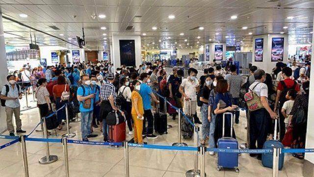 Tăng giá trần vé bay: Gỡ khó khăn, bù đắp chi phí hãng hàng không