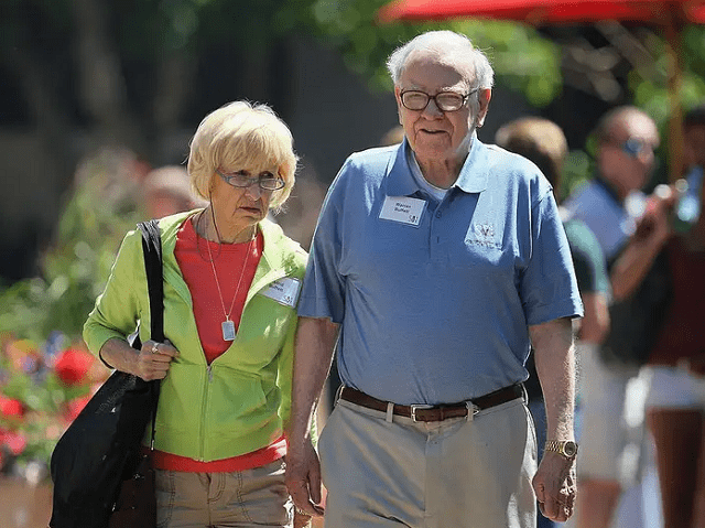 Vợ của Warren Buffett và cốc cà phê 4 USD