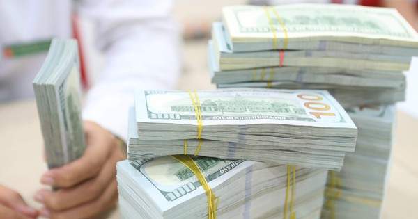 Giá USD ngân hàng bật qua 24.000 đồng