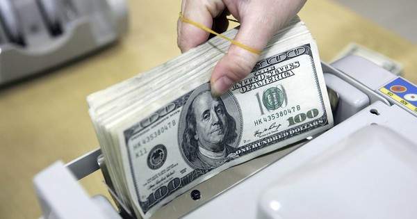 Ngân hàng tăng giá đô la lên gần 24.200 đồng