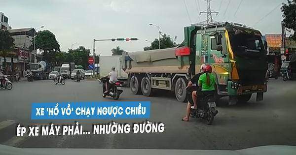 Xe tải cố chấp chạy ngược chiều, ép nhiều xe máy chờ đèn đỏ phái tránh đường