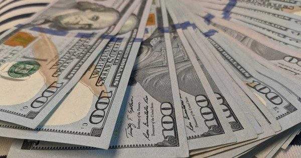 USD bất ngờ tăng cao