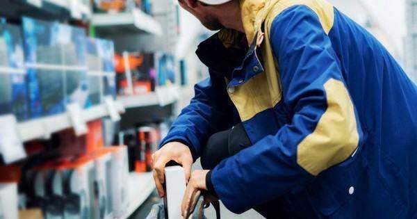 Bị trộm quá nhiều, siêu thị Anh phát cà phê miễn phí cho cảnh sát