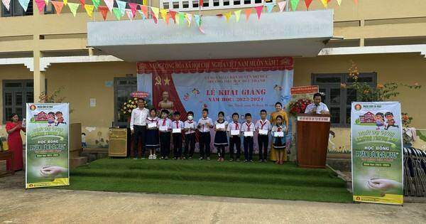 Học bổng Hạt Ngọc Mùa Vàng năm học 2023-2024 tiếp tục hành trình nuôi hy vọng
