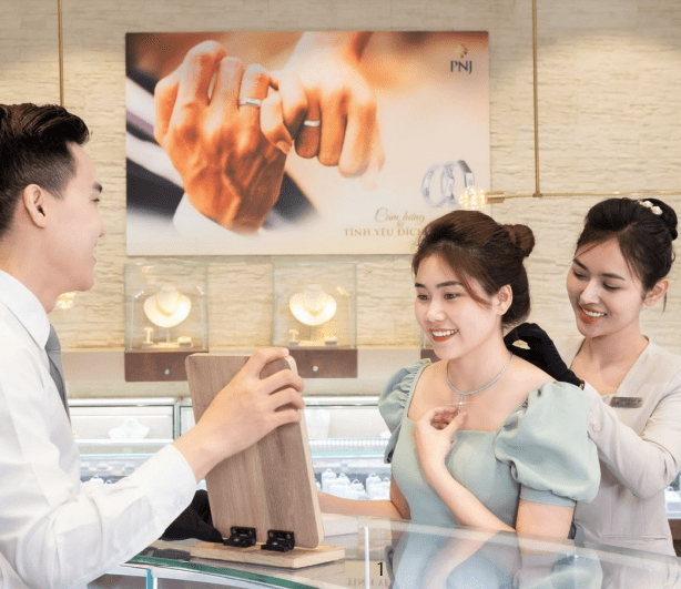 Lãi tháng 8 của PNJ rơi xuống mức thấp nhất từ năm 2022